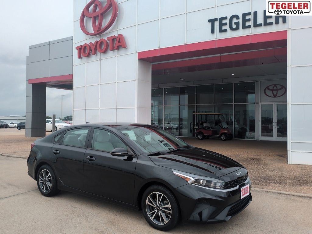 2023 Kia Forte LXS AT's photo