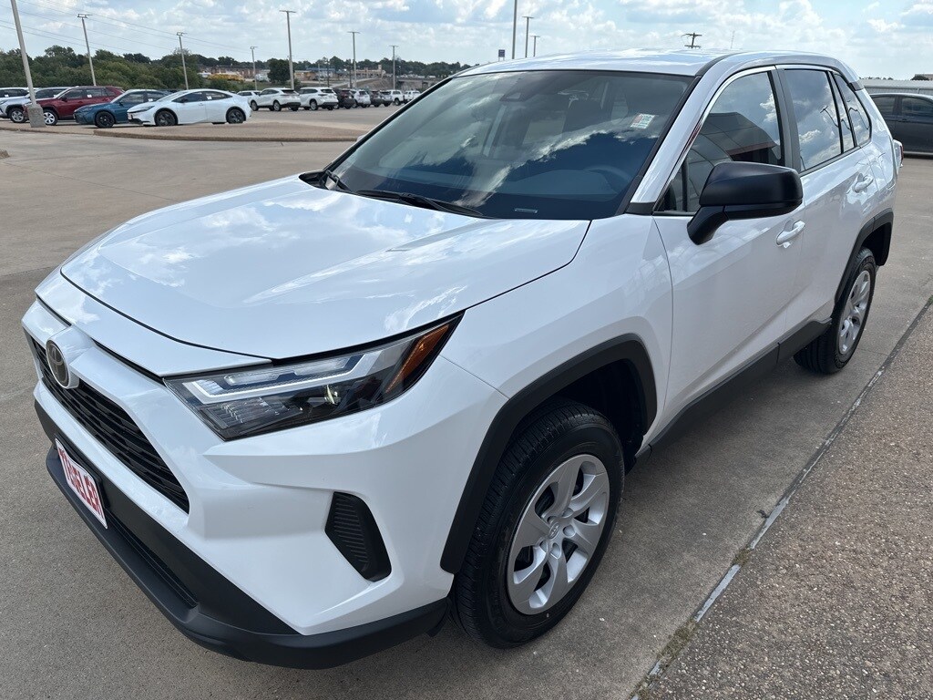 2025 Toyota RAV4 LE photo 3