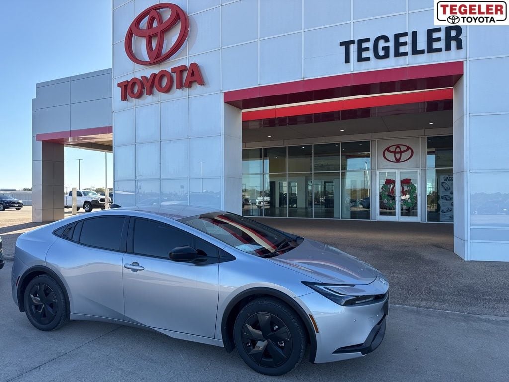 2026 Toyota Prius LE FWD's photo