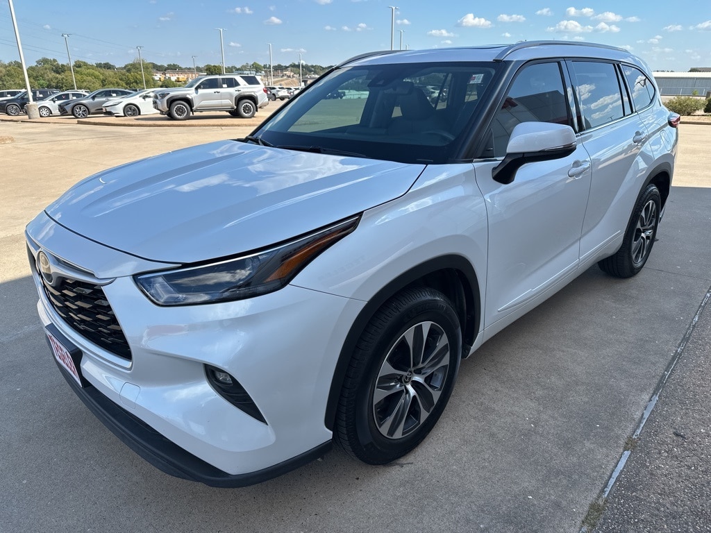 2022 Toyota Highlander XLE photo 3