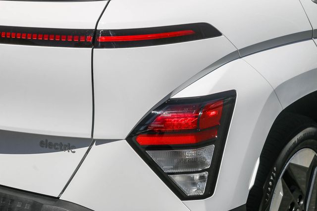 2025 Hyundai Kona EV SEL - Photo 12