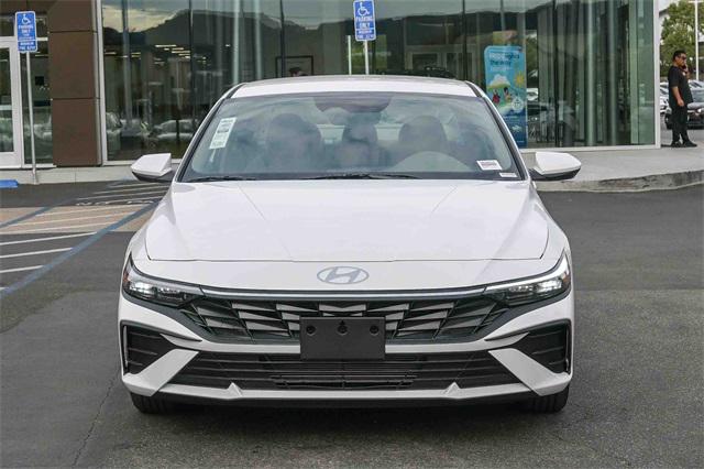 2026 Hyundai Elantra SE photo 2