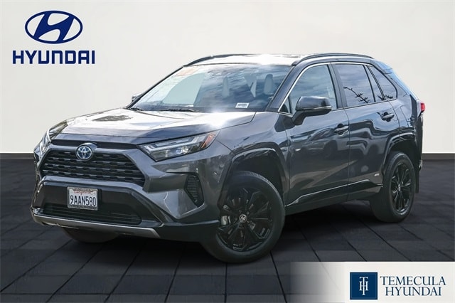 2022 Toyota RAV4 SE's photo