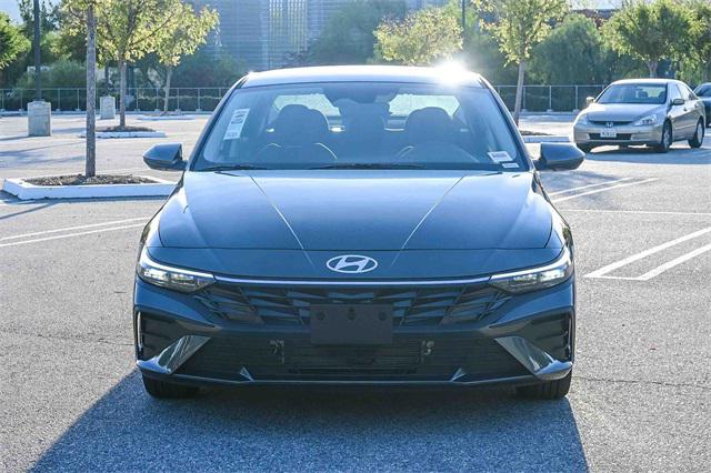 2026 Hyundai Elantra Blue SEL Sport photo 2