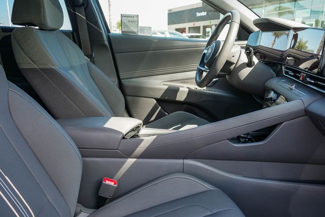 2025 Hyundai Elantra SEL - Photo 17