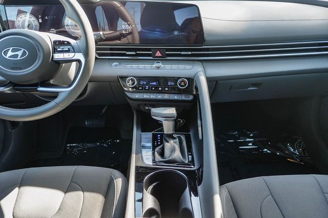 2025 Hyundai Elantra SEL - Photo 14