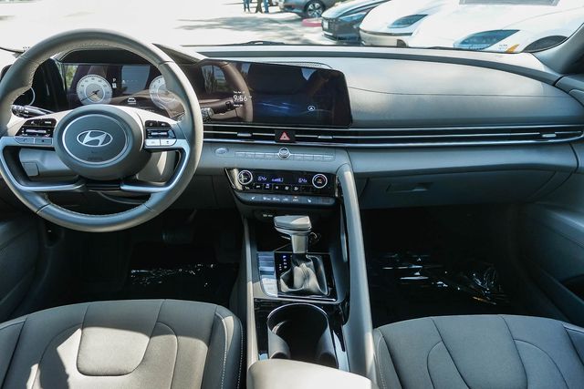 2025 Hyundai Elantra SEL - Photo 13
