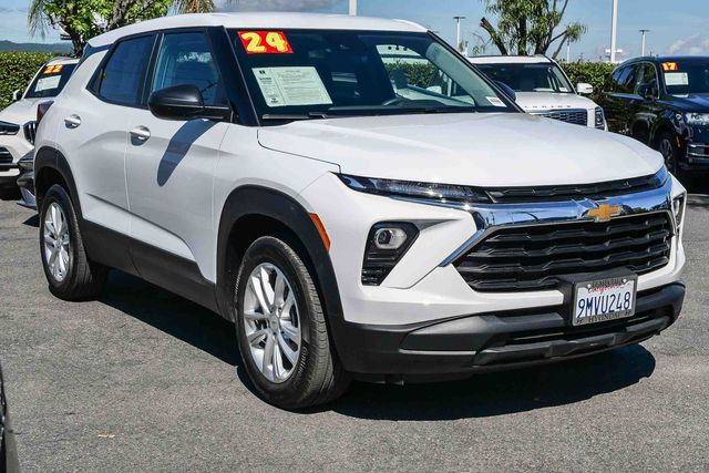 2024 Chevrolet Trailblazer LS photo 2