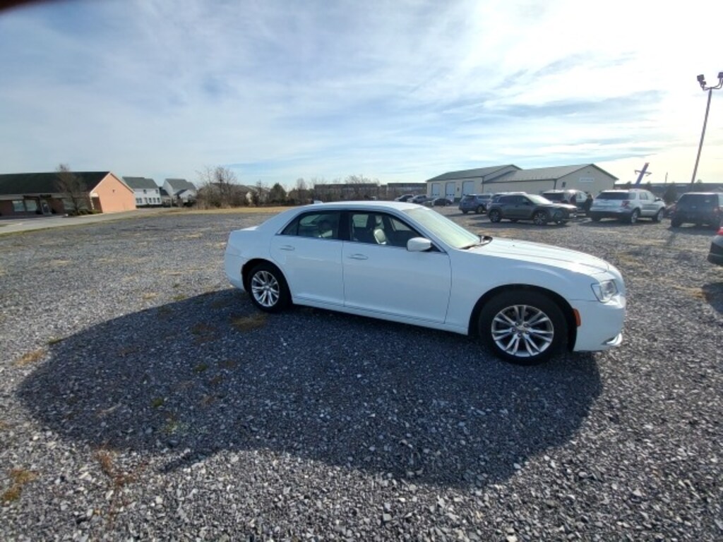 Used 2018 Chrysler 300 For Sale at Ten Point Preowned Auto Sales VIN 2C3CCAAG9JH265023