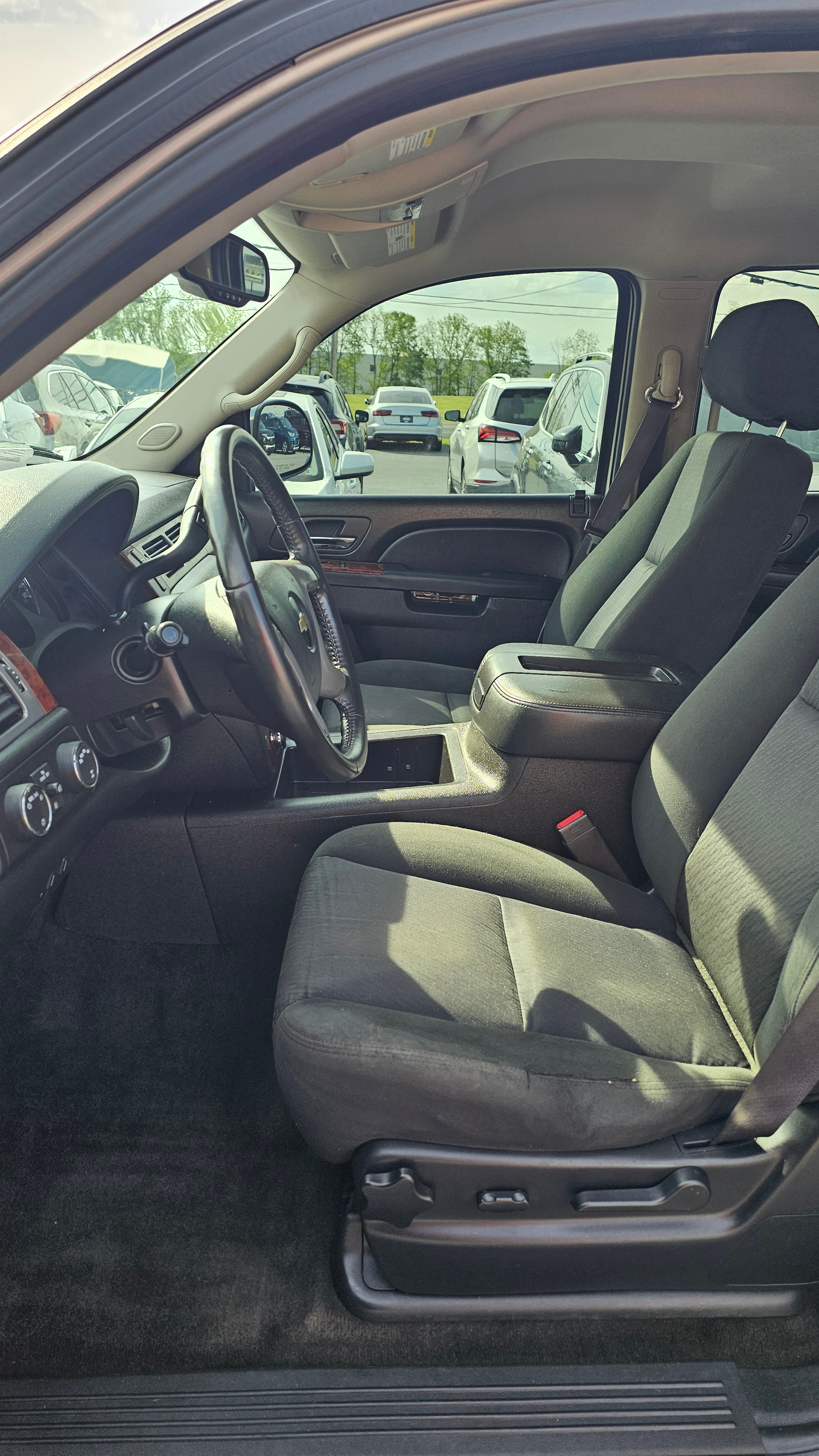 2013 Chevrolet Suburban LS - Photo 13