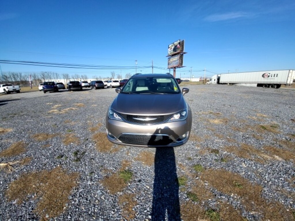 Used 2017 Chrysler Pacifica For Sale at Ten Point Preowned Auto Sales VIN 2C4RC1EG8HR592193