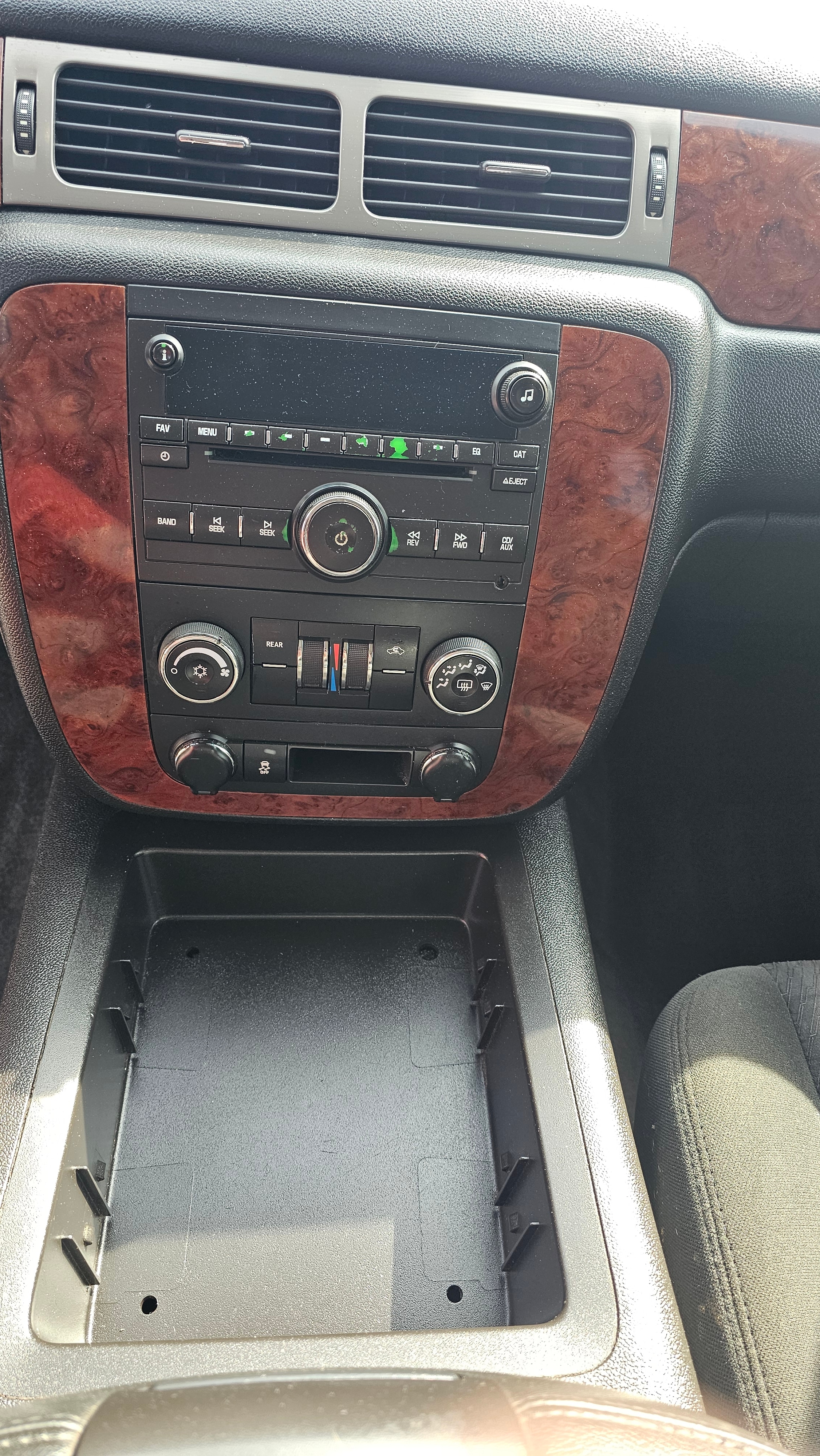 2013 Chevrolet Suburban LS - Photo 14