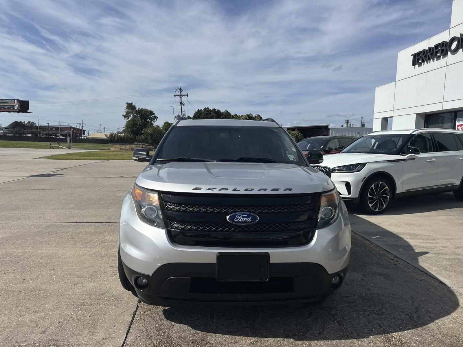 2015 Ford Explorer Sport photo 2