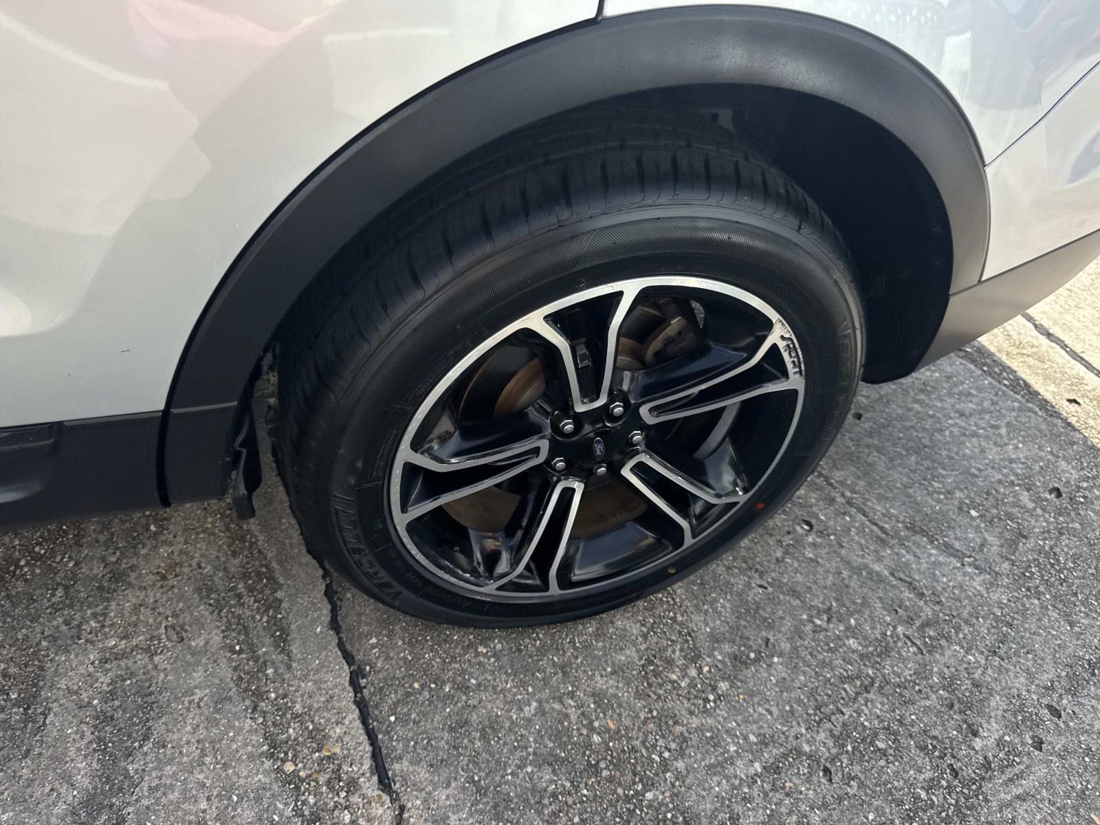 2015 Ford Explorer Sport photo 4