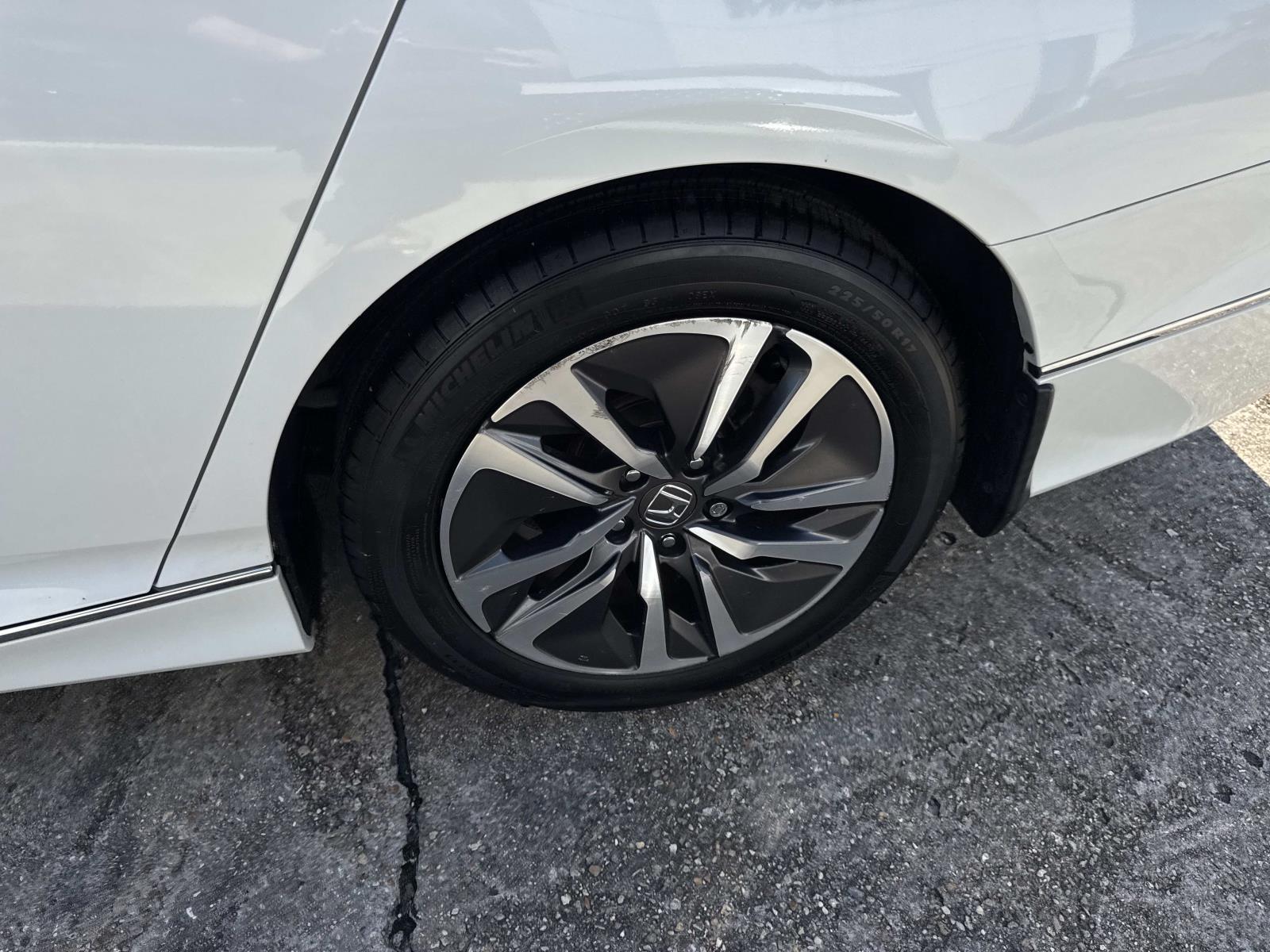 2019 Honda Accord Hybrid Touring photo 3