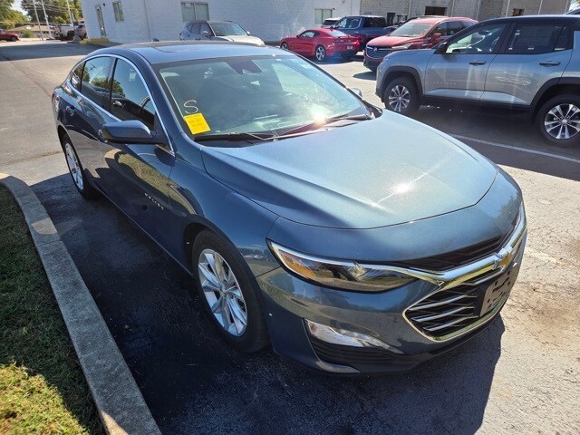 2024 Chevrolet Malibu 1LT photo 2