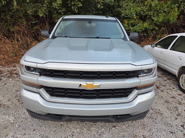2018 Chevrolet Silverado 1500 photo 2