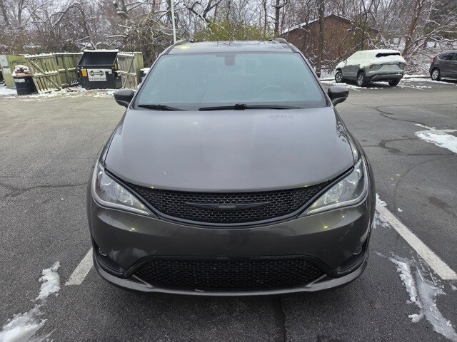 2019 Chrysler Pacifica Touring L photo 2