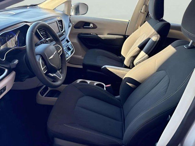 2024 Chrysler Voyager LX - Photo 11