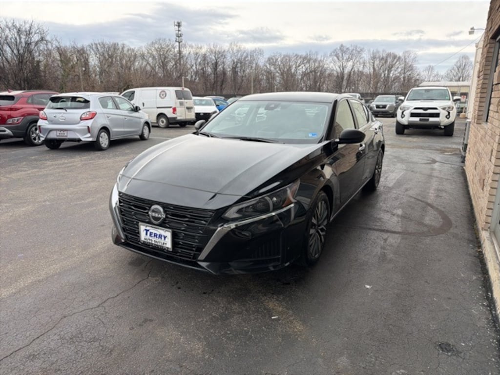 Used 2024 Nissan Altima 2.5 SV Sedan
