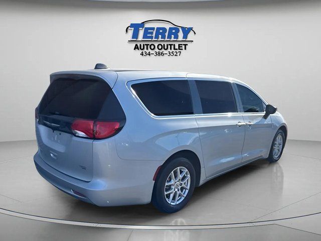 2024 Chrysler Voyager LX - Photo 7