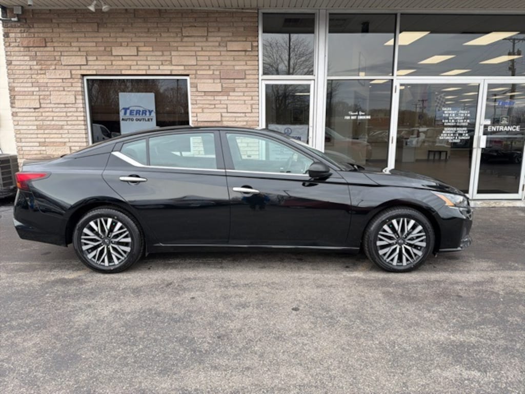 Used 2024 Nissan Altima 2.5 SV Sedan