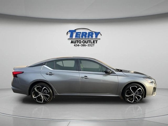 2023 Nissan Altima SR's photo