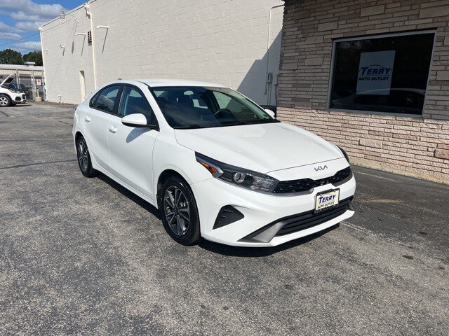 2023 Kia Forte LXS photo 2