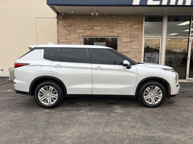 2023 Mitsubishi Outlander ES's photo