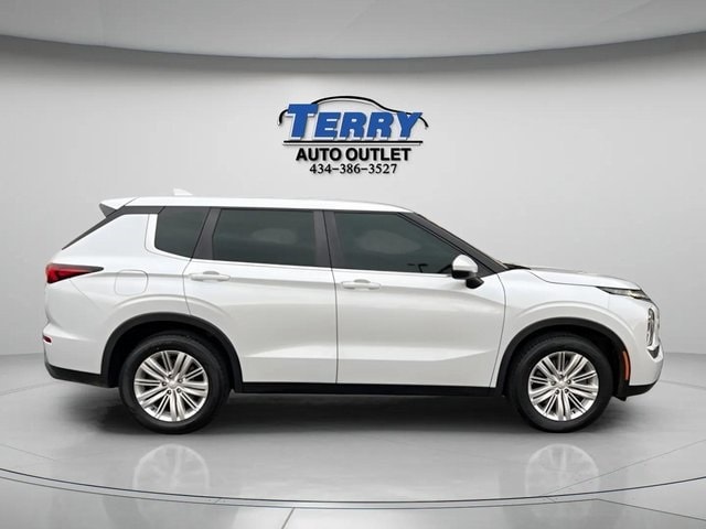 2023 Mitsubishi Outlander ES's photo