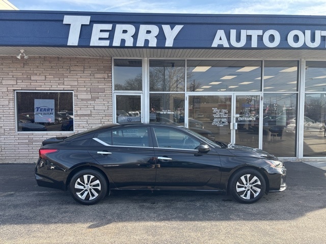 2023 Nissan Altima S's photo