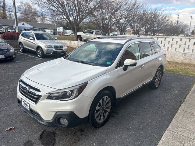 2018 Subaru Outback 3.6R Touring photo 2