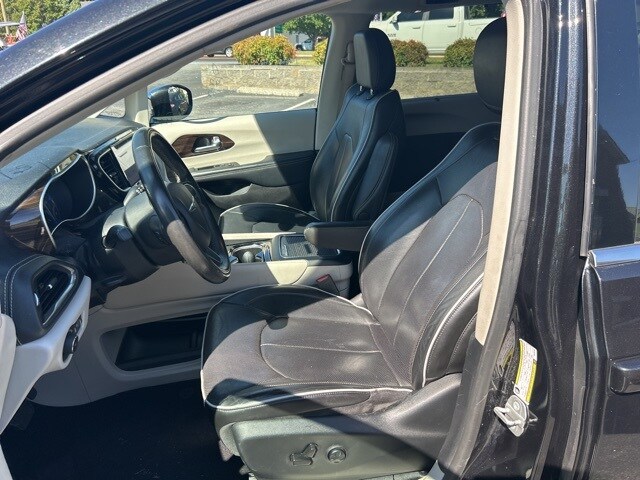2022 Chrysler Pacifica Limited photo 3