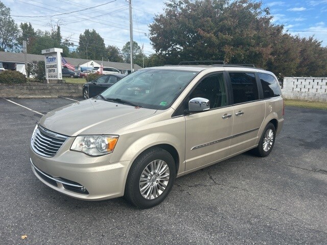 2015 Chrysler Town & Country photo 2