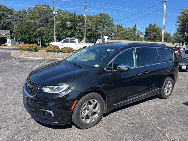 2022 Chrysler Pacifica Limited photo 2