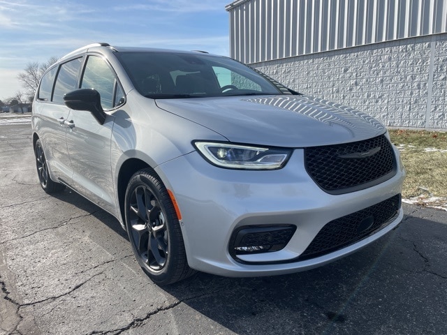 2026 Chrysler Pacifica Select's photo