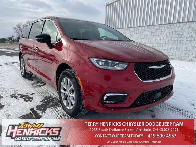 2026 Chrysler Pacifica Select's photo