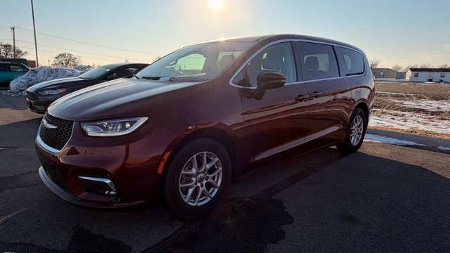 2023 Chrysler Pacifica Touring L's photo