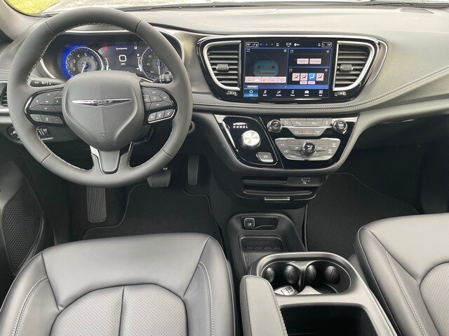 2026 Chrysler Pacifica photo 3