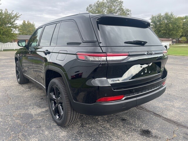 2025 Jeep Grand Cherokee Limited photo 2
