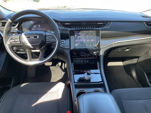 2023 Jeep Grand Cherokee Laredo photo 3