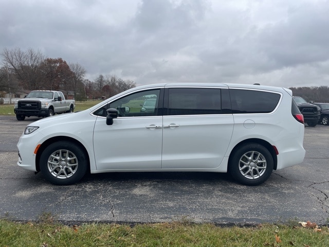 2026 Chrysler Pacifica photo 4