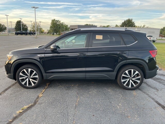 2024 Volkswagen Taos SE photo 2