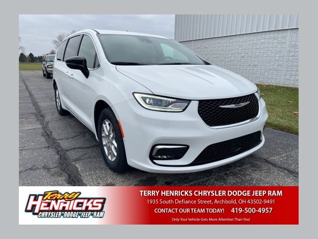 2026 Chrysler Pacifica Select's photo