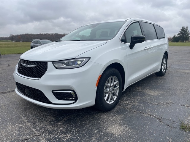 2026 Chrysler Pacifica photo 3