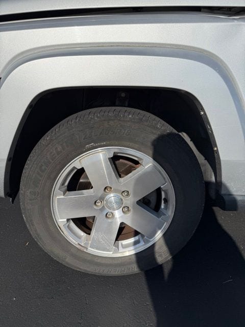 Used 2008 Jeep Commander Sport with VIN 1J8HG48K58C166576 for sale in Archbold, OH
