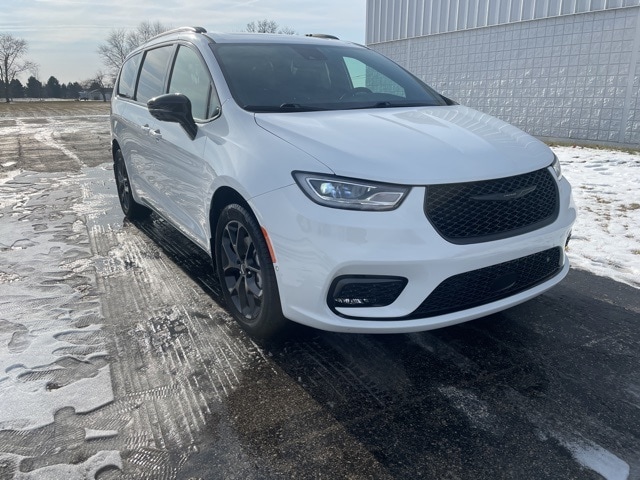 2023 Chrysler Pacifica Limited's photo