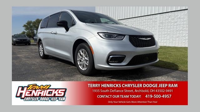 2026 Chrysler Pacifica Select's photo