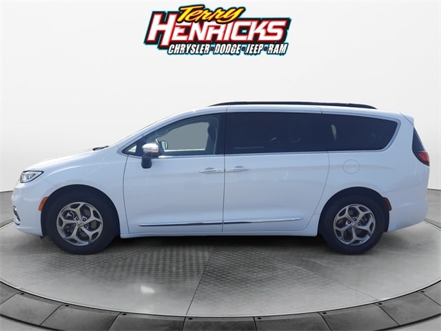 Used 2023 Chrysler Pacifica Limited with VIN 2C4RC1GG8PR533883 for sale in Archbold, OH