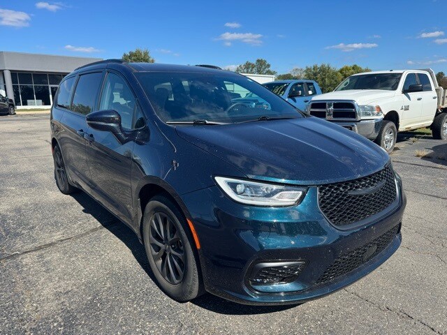 2022 Chrysler Pacifica Touring photo 3